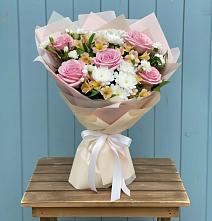 Букет цветов из:  Гвоздики, Орхидеи и Розы в Пятигорском