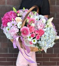 Цветочная композиция из Розы, Хризантемы, Пионы и Лизиантусы в корзине в Пятигорском