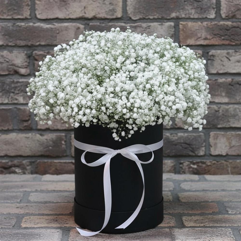 Цветочная композиция из Гипсофила в шляпной коробке в Пятигорском