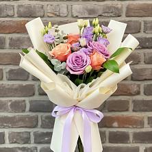 Букет цветов из:  Лизиантусы и Розы в Пятигорском