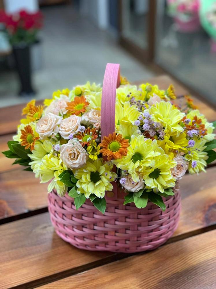 Цветочная композиция из Хризантемы и Розы в корзине в Пятигорском