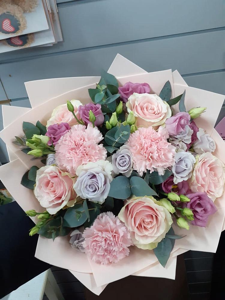 Букет цветов из: Розы, Гвоздики и Лизиантусы в Пятигорском