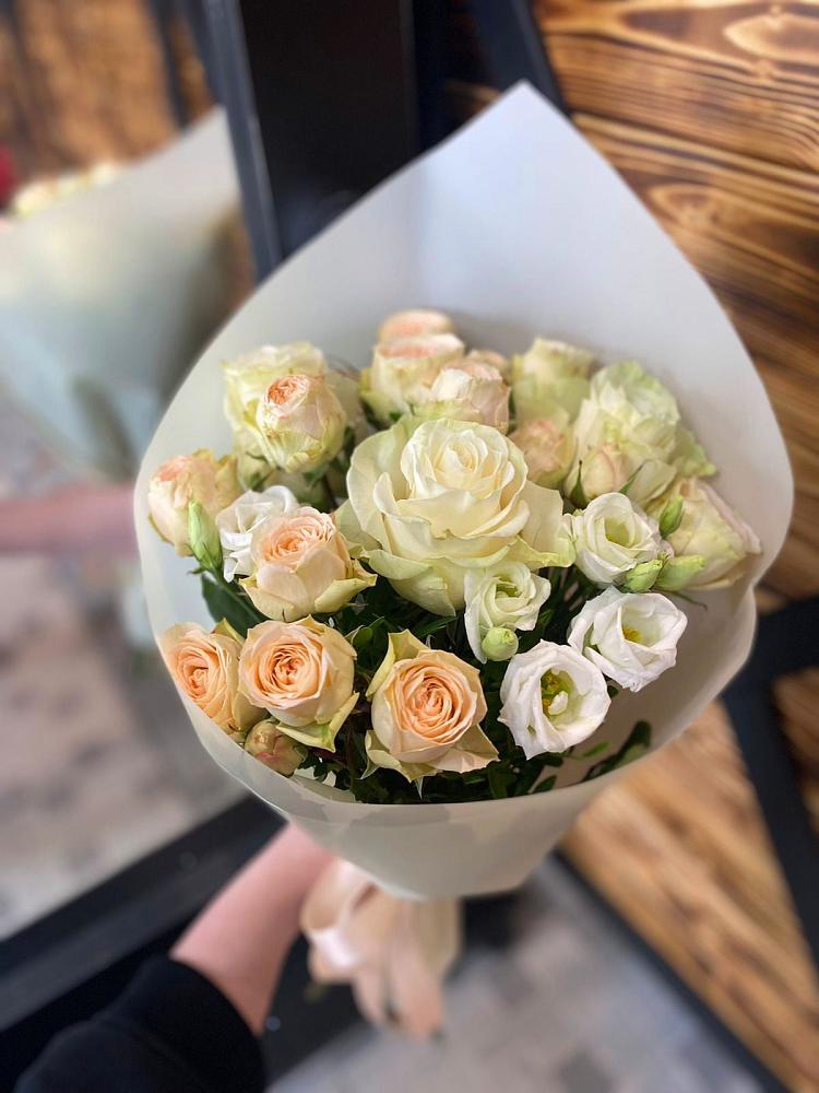 Букет цветов из: Розы и Лизиантусы в Пятигорском